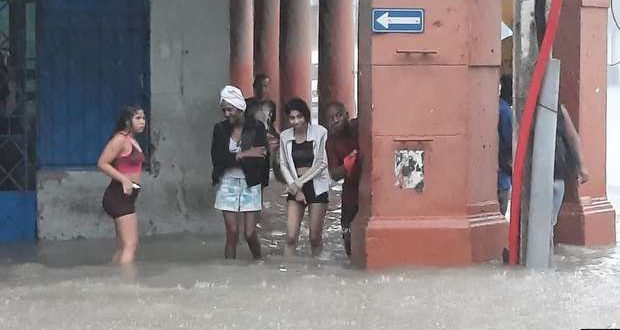 Lluvias provocan inundaciones y derrumbes en La Habana