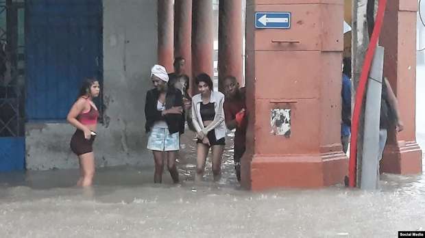 Lluvias provocan inundaciones y derrumbes en La Habana